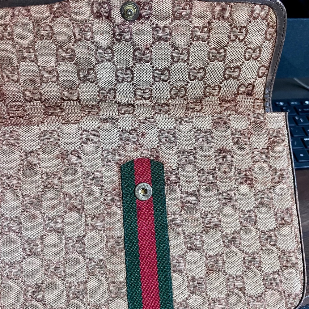 🔥🔥Gucci Tan Monogram Clutch/Shoulder Bag/Crossed- body with Red and Green Stripe - Picture 10 of 16